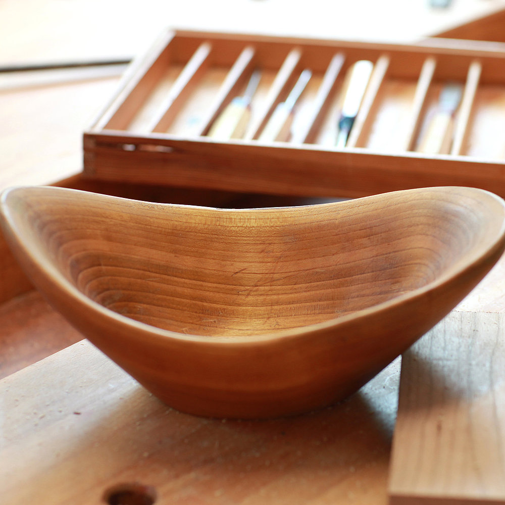 Eine ausgeformte Holzschale